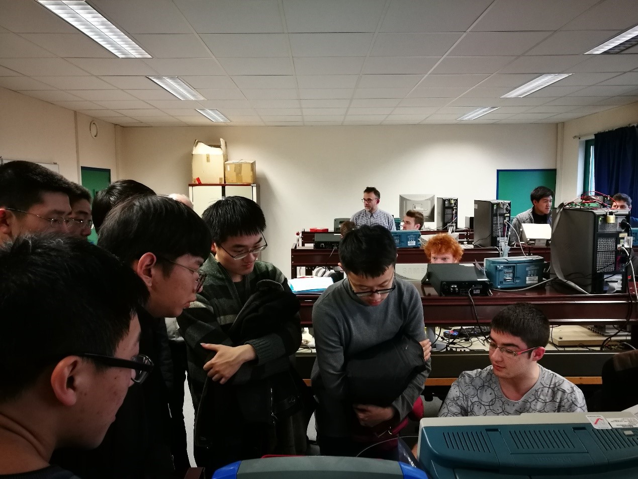 图20 观摩IG2I学生的电学实验