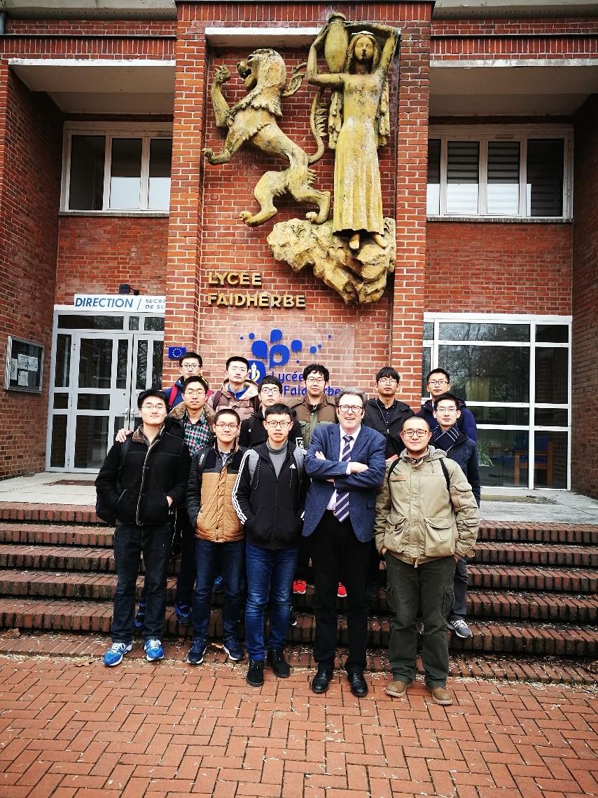 图 8 Lycée Faidherbe校门口——与校长合影