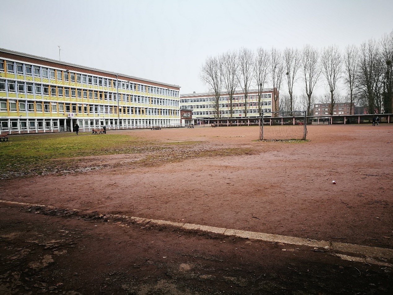图 9 Lycée Faidherbe校园操场与理科教学楼
