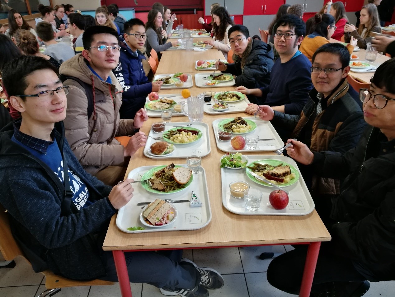 图 12 Lycée Faidherbe学生食堂的午餐